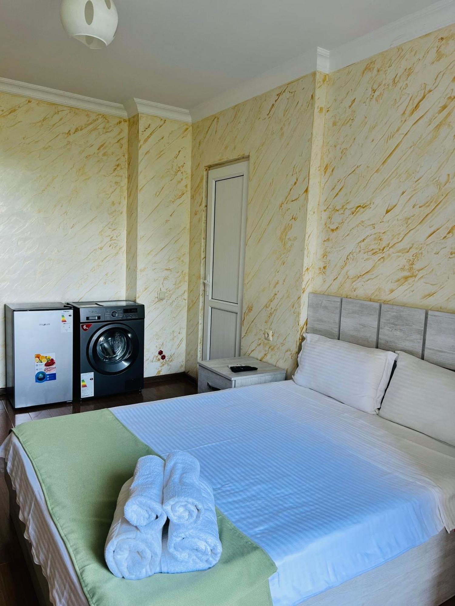 Apartments Nita Батуми Екстериор снимка